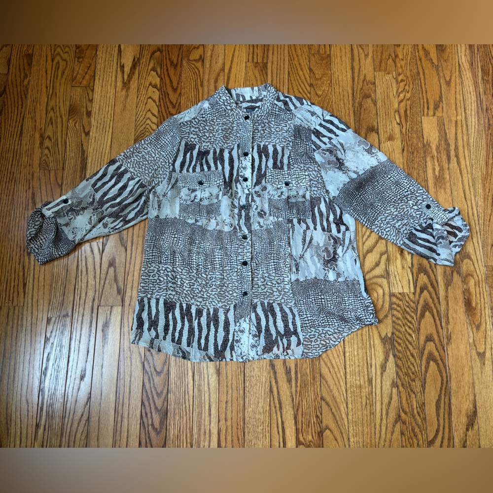 Chico's Black and Gray Animal Print Button Down Shirt Size 2 ( US 12)